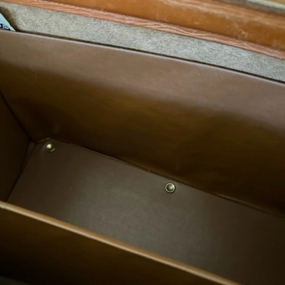 Elegant vintage pegasus Tan Leather suitcase